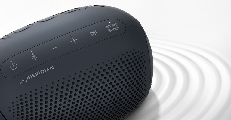 على خلفية بيضاء، يواجه LG XBOOM Go الجزء العلوي الأيمن بإضاءة أرجوانية، كما أنه يوجد تأثير مضاعف تحت المنتج.