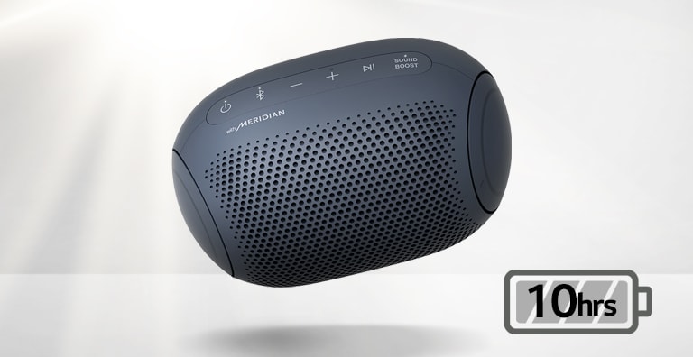 يقف جهاز XBOOM Go من LG في وضعية منحدرة إلى اليسار وينتشر عبر الهواء.