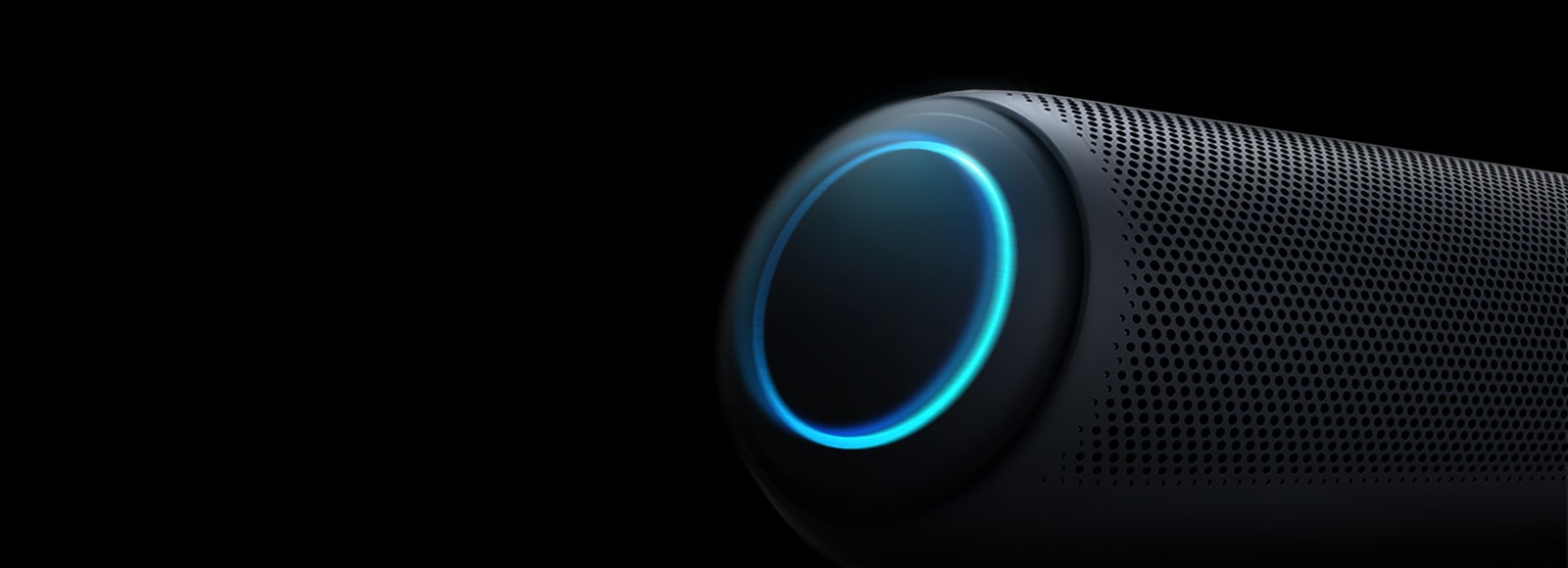 على خلفية سوداء، هناك صورة مقربة لمكبر الصوت الأيسر لجهاز LG XBOOM Go مع إضاءة باللون الأزرق السماوي.