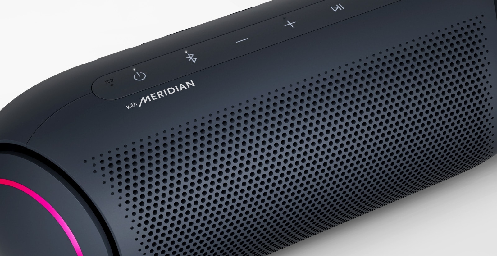 على خلفية بيضاء، هناك صورة مقرّبة لشعار LG XBOOM Go Meridian مع إضاءة أرجوانية.