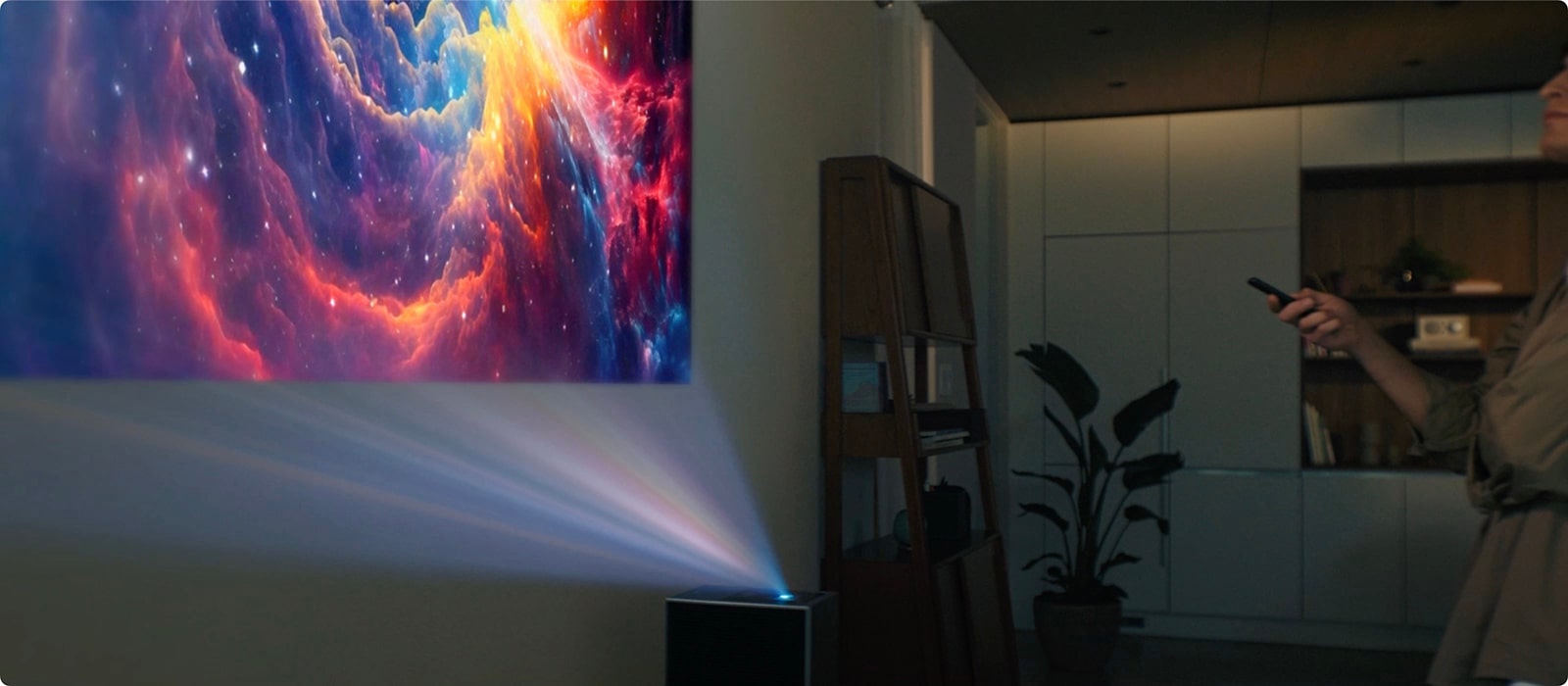 يعرض LG CineBeam صورة مجرة على الحائط.	