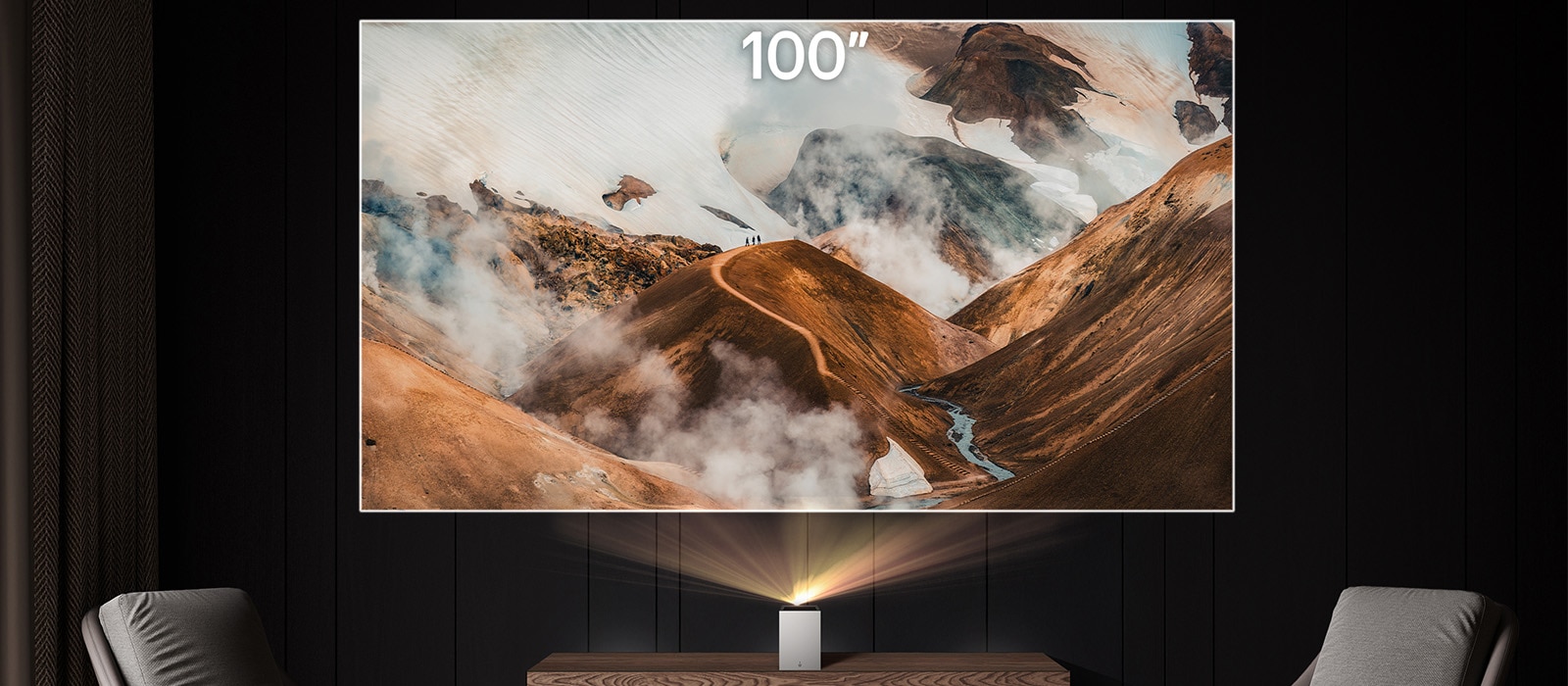 يعرض LG CineBeam صورة جبلية غائمة	