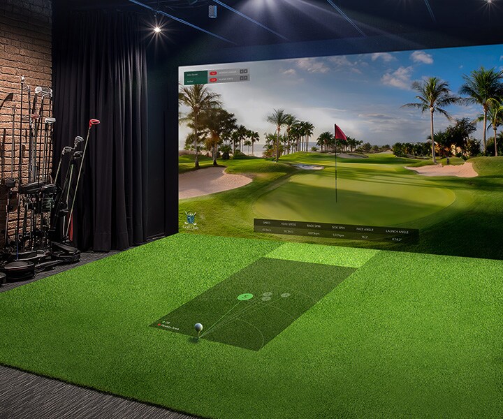 جهاز محاكاة جولف بسطوع متوسط؛ تظهر الشاشة المعروضة خافتة وأقل حيوية، مما يقلل من الوضوح البصري.