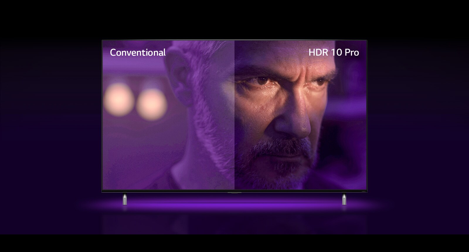 رجل يحدق بالخارج ويبدو مفتونًا. صورة مقسمة إلى جزئين. يبدو النصف الأيسر من الصورة باهتًا وأقل سطوعًا، بينما يبدو النصف الأيمن منها أكثر حيوية ويتضمن مزيدًا من الألوان. تظهر عبارة "تقليدي" في الزاوية العلوية اليسرى بينما تظهر بالزاوية العلوية اليمنى عبارة "HDR 10 PRO". يتم تصغير الصورة وتعرض تلفزيون QNED.