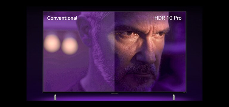 رجل يحدق بالخارج ويبدو مفتونًا. صورة مقسمة إلى جزئين. يبدو النصف الأيسر من الصورة باهتًا وأقل سطوعًا، بينما يبدو النصف الأيمن منها أكثر حيوية ويتضمن مزيدًا من الألوان. تظهر عبارة "تقليدي" في الزاوية العلوية اليسرى بينما تظهر بالزاوية العلوية اليمنى عبارة "HDR 10 PRO". يتم تصغير الصورة وتعرض تلفزيون QNED.