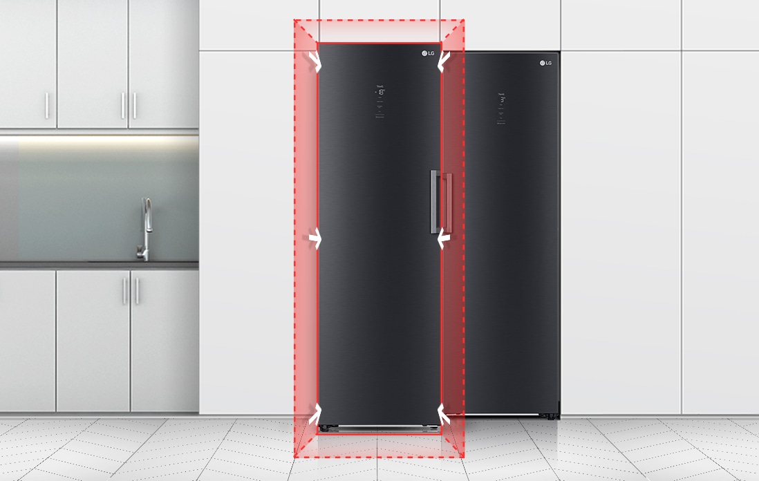 The front view of the freezer is shown in a kitchen. A blue 3D square and arrows pointing inward toward the door show how the freezer fits perfectly in a standard kitchen.