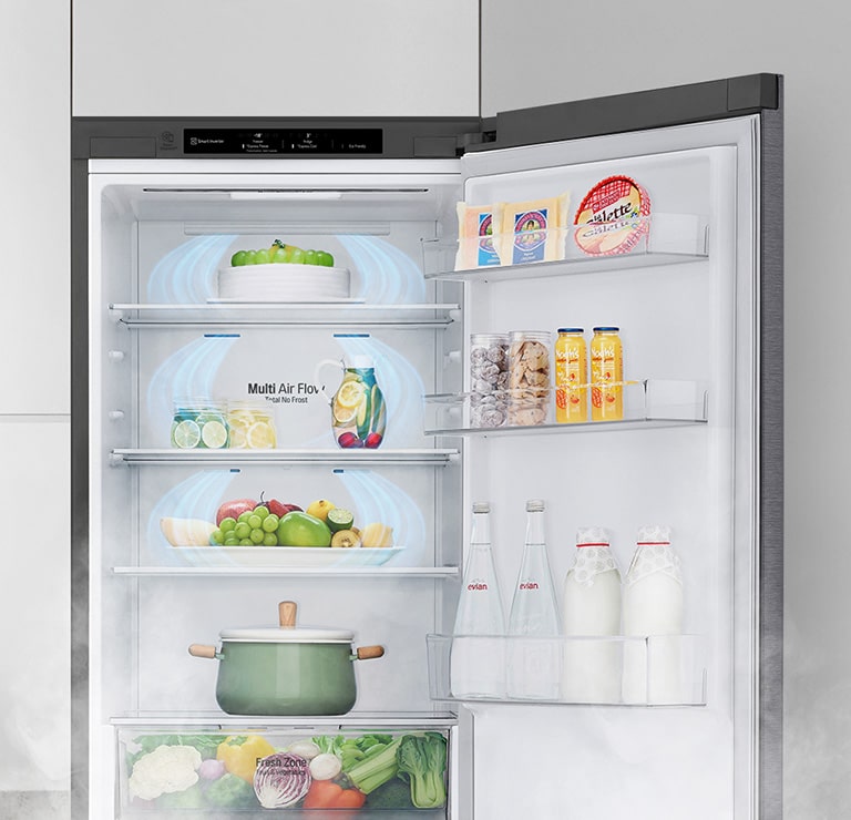 يظهر النصف العلوي من الثلاجة والباب مفتوح ويظهر ما بالداخل. يتدفق الهواء من الأعلى إلى الأسفل وفي جميع أنحاء الثلاجة ليصل إلى داخل جميع الأطعمة. 