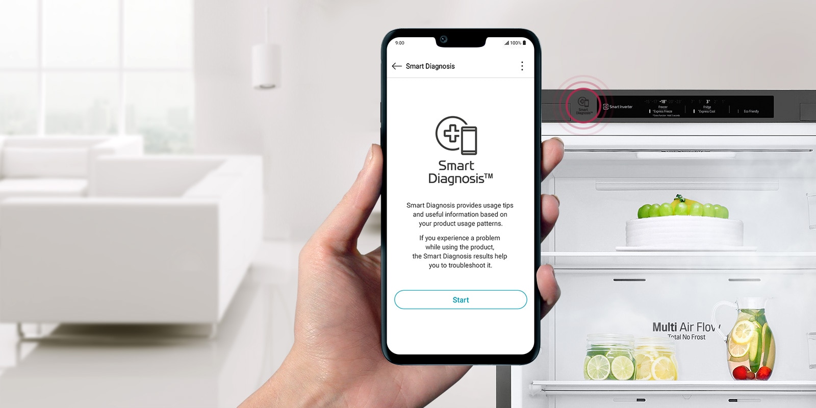 يد تمسك بهاتف تواجه الجهة الأمامية وثلاجة في الخلفية.  تعرض شاشة الهاتف تطبيق Smart Diagnosis لتنبيهات الصيانة. 