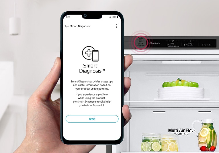 يد تمسك بهاتف تواجه الجهة الأمامية وثلاجة في الخلفية.  تعرض شاشة الهاتف تطبيق Smart Diagnosis لتنبيهات الصيانة. 
