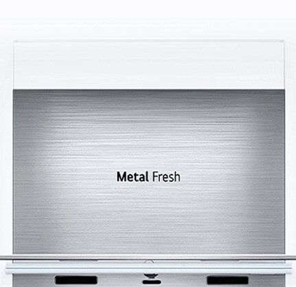 عرض جانبي لمطبخ يحتوي على ثلاجة InstaView سوداء مثبتة.