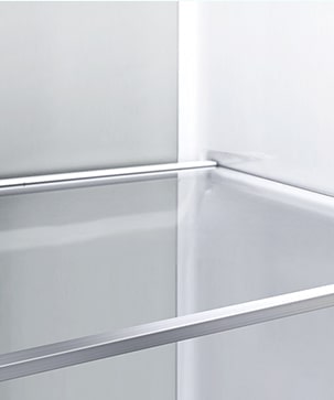 منظر قُطري للرف مع الألواح المعدنية على الجزء الداخلي من الثلاجة.