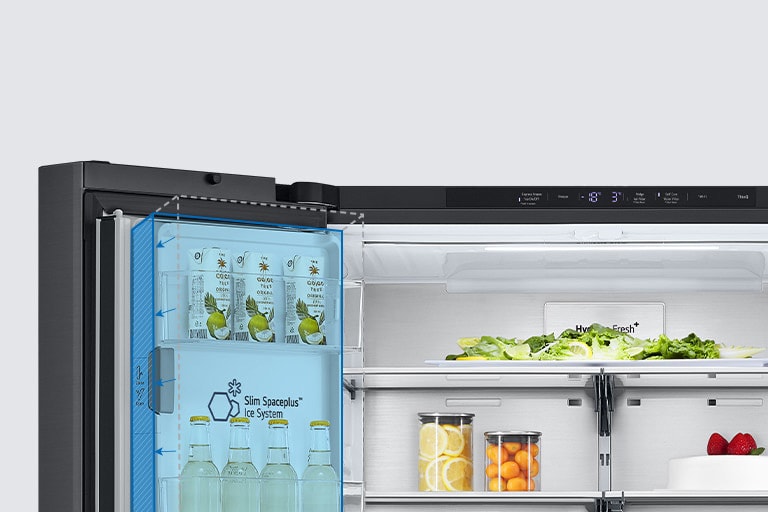 داخل الثلاجة، يتم تمييز صانع الثلج الداخلي الرفيع باللون الأزرق والثلاجة مليئة بالمكونات