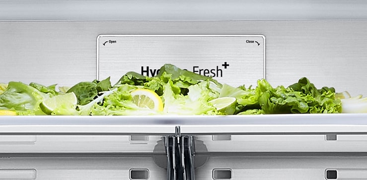 صورة مقربة لملصق Metal Fresh داخل الثلاجة.