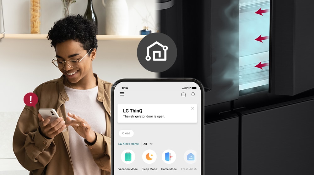 تُظهر الصورة الموجودة على اليسار المرأة وهي تنظر إلى الهاتف الذكي. تُظهر الصورة الموجودة على اليمين أن باب الثلاجة قد تُرك مفتوحًا. في مقدمة الصورتين توجد شاشة الهاتف التي تعرض إشعارات تطبيق LG ThinQ وأيقونة Wi-Fi أعلى الهاتف.