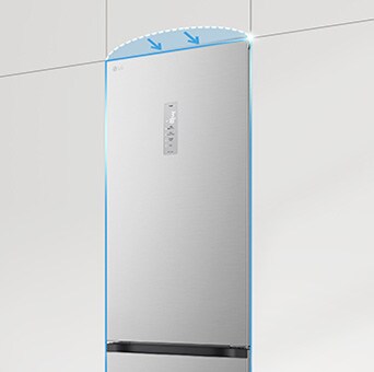 ثلاجة ذات باب مسطح (Flat Door) مدمجة في خزائن المطبخ، مما يكمل المظهر السلس.	