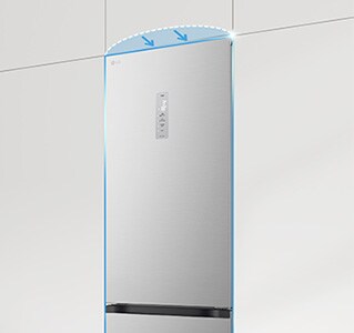 ثلاجة ذات باب مسطح (Flat Door) مدمجة في خزائن المطبخ، مما يكمل المظهر السلس.	