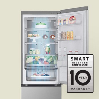 ثلاجة جديدة معبأة بالطعام مع باب مفتوح وملصق ضمان لمدة 10 سنوات على Smart Inverter Compressor.