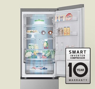 ثلاجة جديدة معبأة بالطعام مع باب مفتوح وملصق ضمان لمدة 10 سنوات على Smart Inverter Compressor.