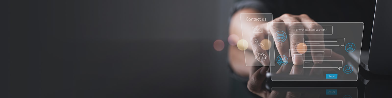 نافذتان افتراضيتان مجسمتان تقومان بالدردشة وتطفوا عبارة "اتصل بنا" بجوار الكمبيوتر المحمول وتوضع الأيدي خلفهما.