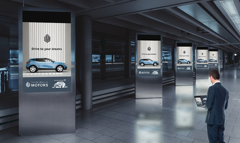 تصور هذه الصورة مسؤول يدير شاشات السطوع العالي من خلال جهاز كمبيوتر.