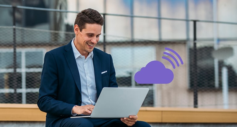 تسلط هذه الصورة الضوء على القدرة على التحكم في اللافتات الرقمية وإدارتها عن بُعد من أي موقع مع الوصول إلى الإنترنت، مما يلغي الحاجة إلى الزيارات في الموقع.