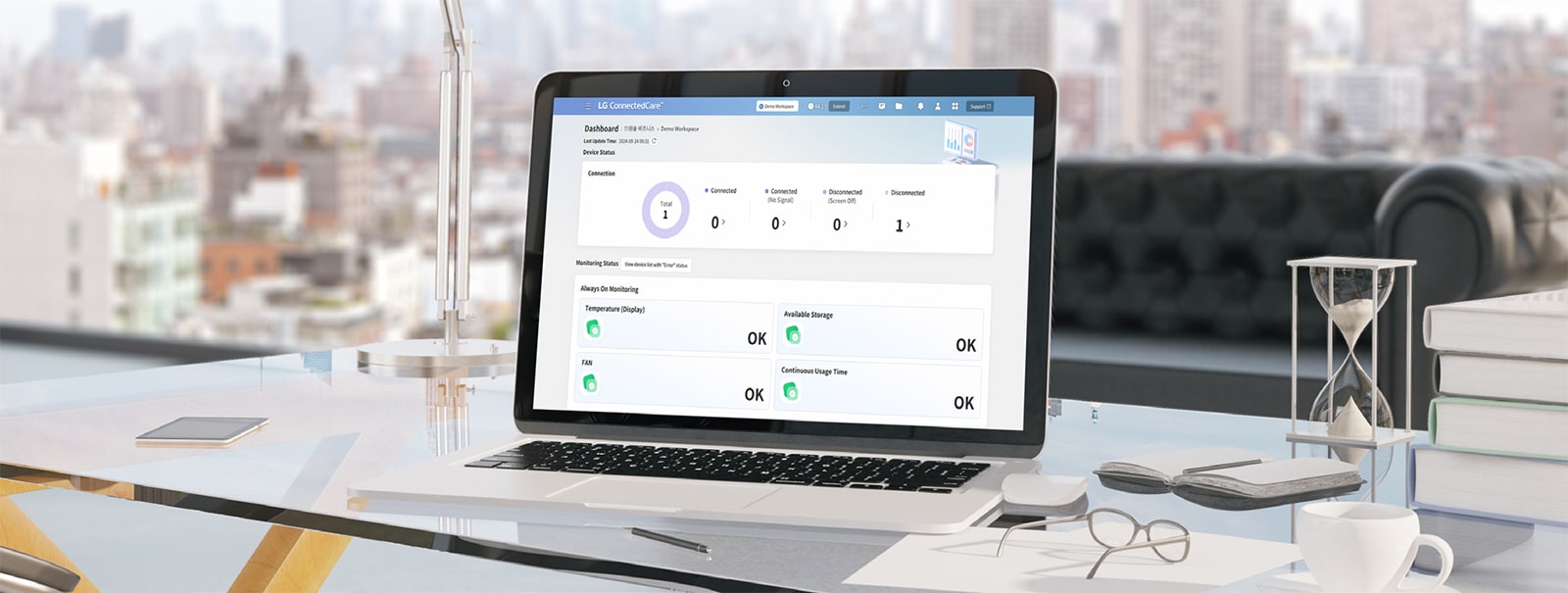 على المكتب، يعرض الكمبيوتر المحمول لوحة تحكم LG ConnectedCare (ترخيص DMS) على شاشته.