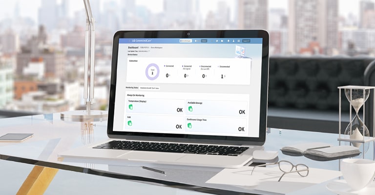 على المكتب، يعرض الكمبيوتر المحمول لوحة تحكم LG ConnectedCare (ترخيص DMS) على شاشته.