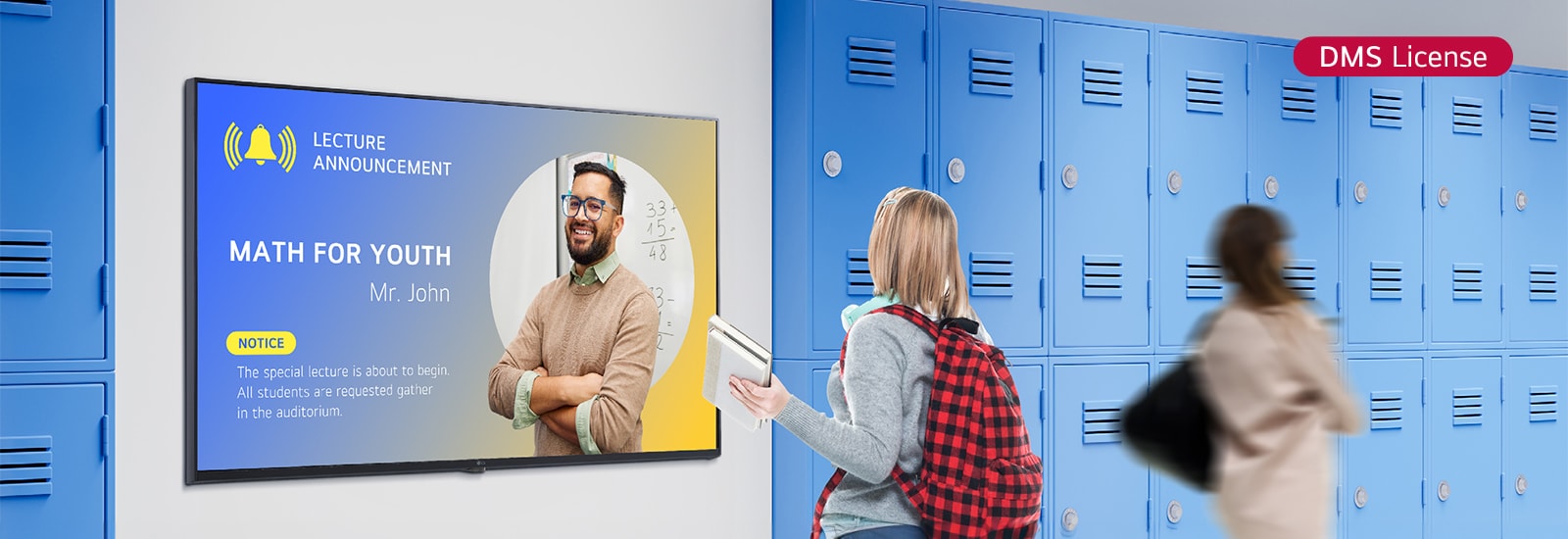 تُظهِر هذه الصورة طالبًا يشاهد محتوى على شاشة لافتات رقمية في مدخل المدرسة. يقول الإشعار المعروض "الرياضيات للشباب" (جلسة خاصة للرياضيات)، ويوجه الطلاب للتجمع في قاعة المحاضرات.