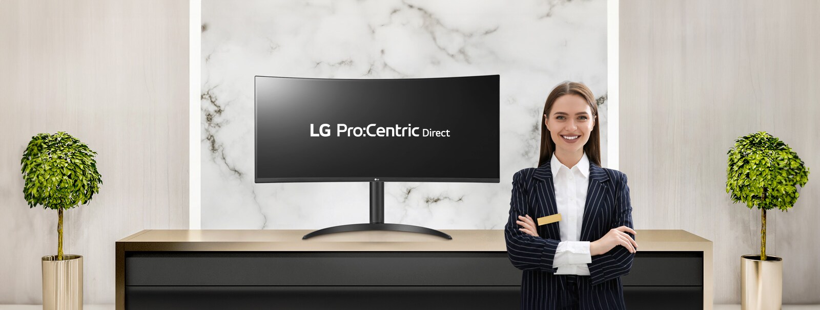 تظهر عبارة حل LG Pro:Centric Direct على الشاشة، مصحوبةً بموظف فندقي مبتسم.