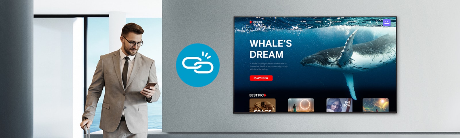 في هذه الصورة، يتم تشغيل المحتوى على التلفزيون بينما ينظر رجل إلى هاتفه. وهو يهدف إلى إظهار مزامنة النظام.