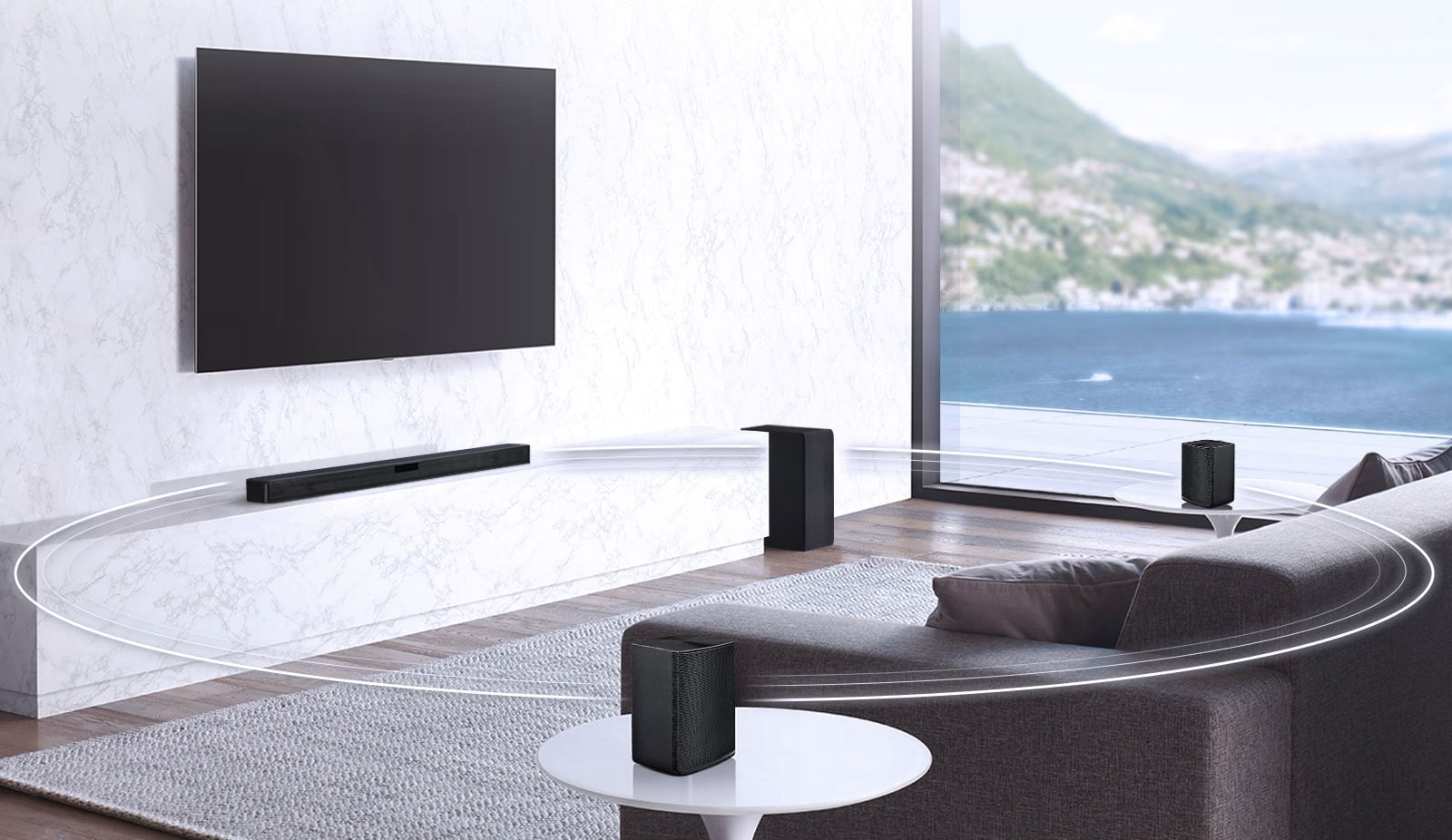 صورة لغرفة معيشة تحتوي على جهاز سينما منزلية تم إعداده