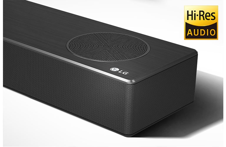 صورة مُقرّبة للجانب الأيمن لمكبر الصوت LG مع ظهور شعار LG أسفل الجانب الأيمن. يظهر شعار Hi-Res فوق المنتج.