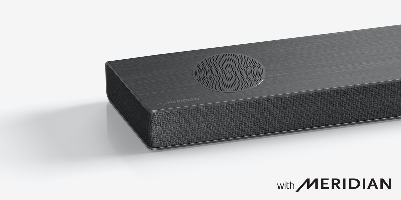 صورة مُقرّبة للجانب الأيسر لمكبر الصوت LG مع شعار Meridian يظهر أسفل الجانب الأيسر للمنتج.