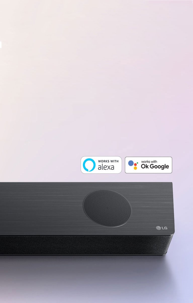 مكبر الصوت من LG موضوع على الأرضية ويبرز شعار LHG في ناحية اليمين بمكبر الصوت. شعار Alexa وOK GOOGLE يظهران أعلى مكبر الصوت.