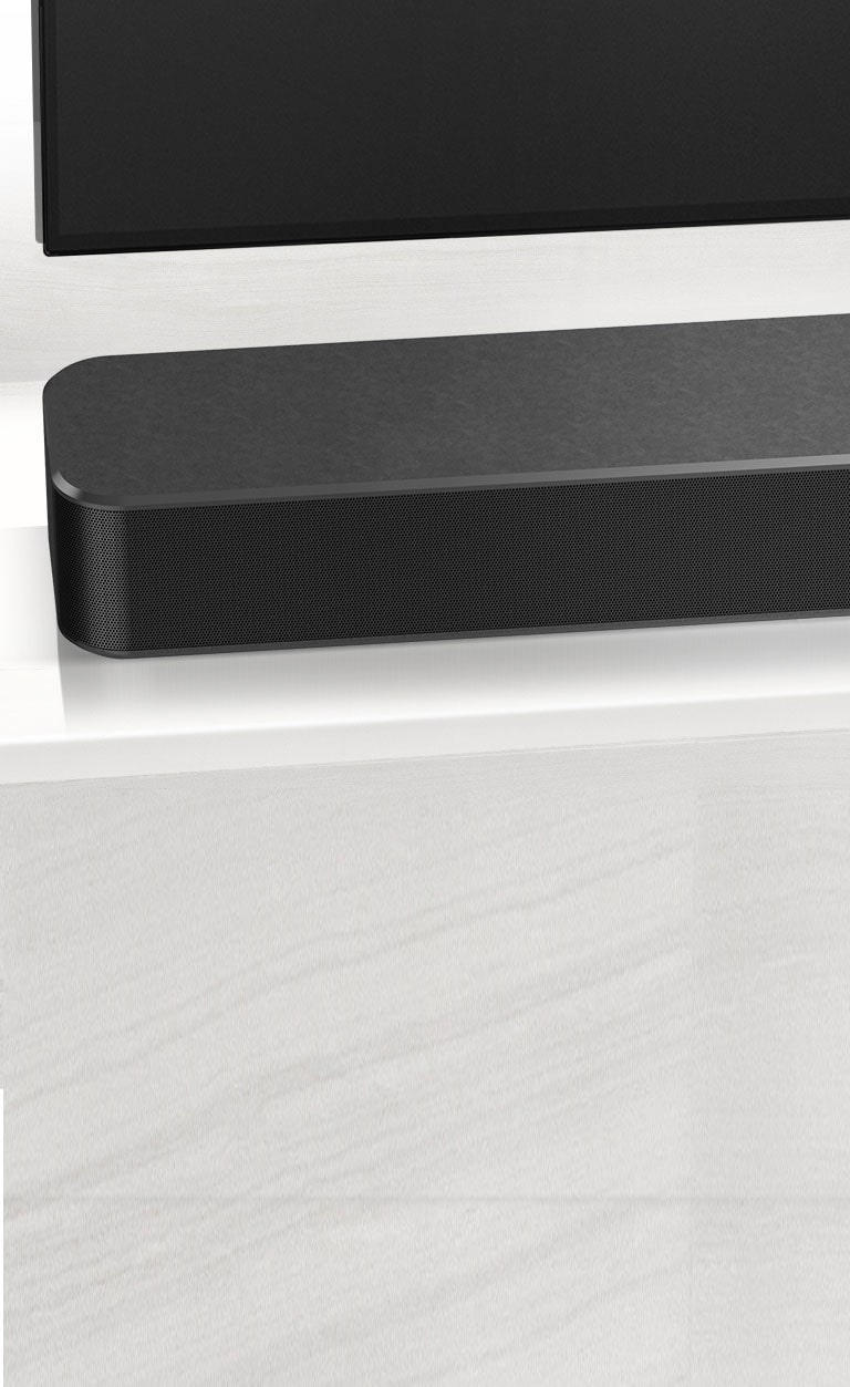 المجموعة الكاملة من اليمين إلى اليسار: أربع صور لمكبر صوت يتوافق مع التلفزيون، بالجانب الأيمن القريب من غرفة المعيشة، الجانب الأمامي على الحامل.