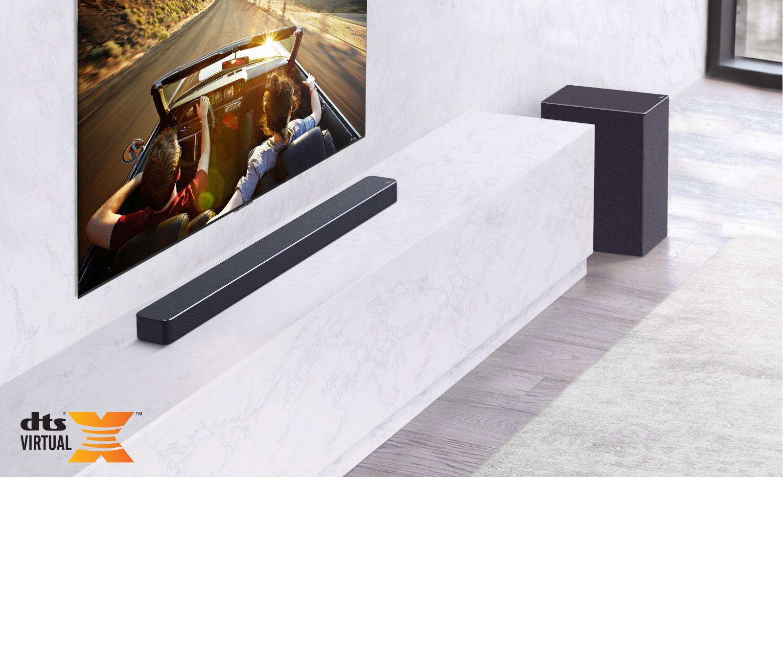 يتم وضع مكبر صوت LG أسفل حامل رخامي أبيض مع وضع مضخم صوت بالجانب الأيمن بسبب تثبيت التلفزيون على الجدار. برنامج تلفزيوني يظهر زوجين داخل السيارة.