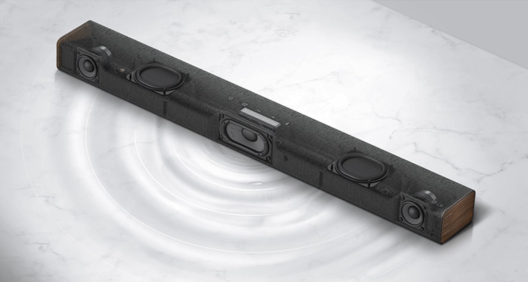 منظر قُطري لسماعة LG الشفافة مع اتجاه الجانب الأيمن للأمام. يظهر مكبر صوت مدمج وشبكات سلبية مزدوجة داخل منتج ويظهر رسم للطول الموجي على أرضية رخامية بيضاء.