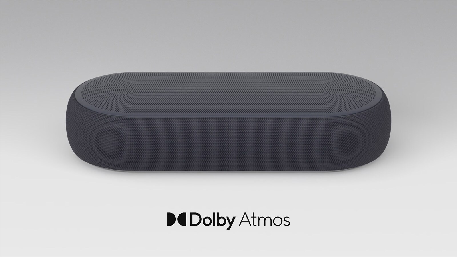 ساوند بار صغير موضوع على أرضية بيضاء، ثم تظهر وحدات الصوت بالداخل - تأثير موجة صوتية اهتزازية يخرج من مكبر الصوت. يتغير المشهد ليعرض الجزء الخارجي من مكبر الصوت ويتغير المشهد مرة أخرى ويتم وضع ساوند بار في غرفة معيشة مريحة، ويخرج تأثير الموجة الصوتية مرة أخرى من مكبر الصوت.