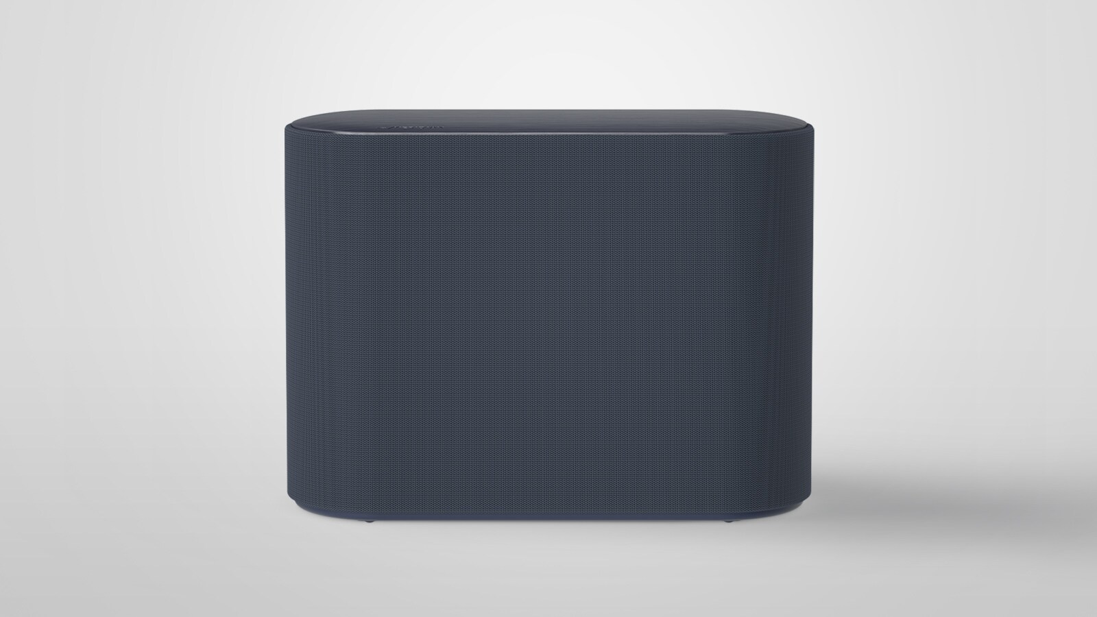 مضخم صوت على أرضية بيضاء. يتغير المشهد للتكبير إلى مكونين داخل مضخم الصوت يهتزان قليلاً وتأثيرات الموجات الصوتية الخارجة من المكونين. يتغير المشهد للتصغير مرة أخرى وإظهار الجزء الخارجي من مضخم صوت.