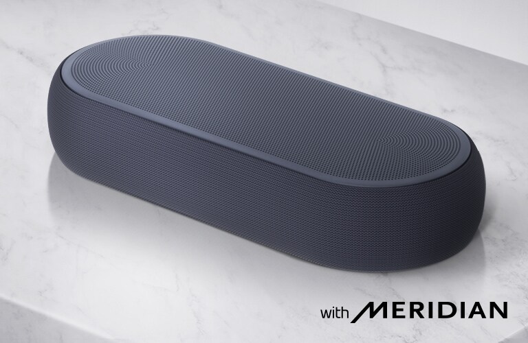 صورة مقرّبة على الجانب الأيمن من جهاز ساوند بار مع شعار إل جي في الزاوية اليمنى السفلية للمنتج.