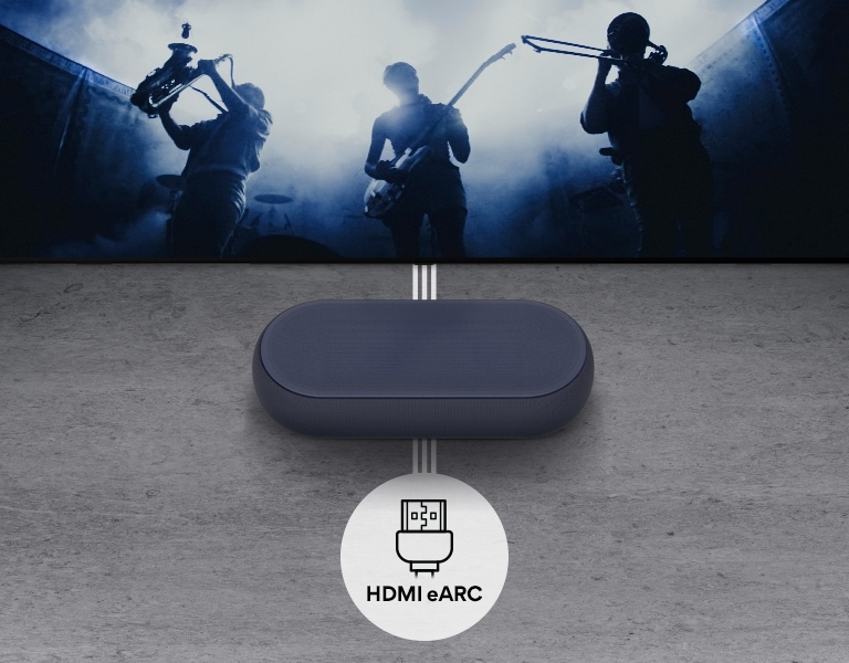 التلفزيون على الحائط. يعرض التلفزيون مجموعة من الفرق الموسيقية في صورة ظلية سوداء. يوجد مكبر الصوت ساوند بار من إل جي أسفل التلفزيون مباشرةً على رف رمادي. توجد أيقونة HDMI eARC أسفل مكبر الصوت.