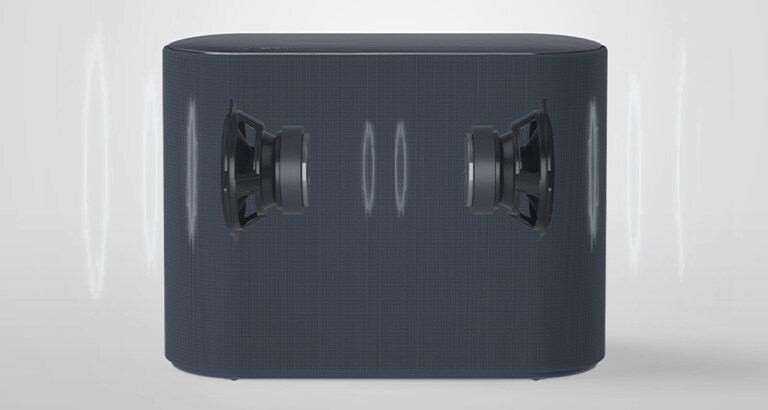 مضخم صوت على أرضية بيضاء. يتم عرض مكونين داخل مضخم الصوت.