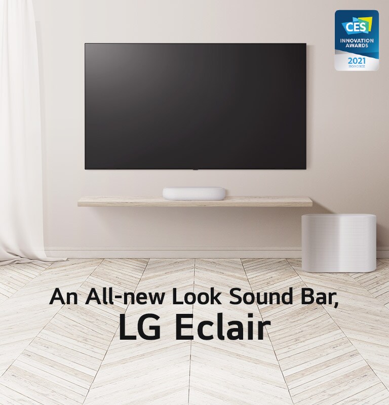 يتم كتابة نسخة "جهاز مختلف عن أي شيء رأيته من قبل" على الشاشة السوداء. تختفي النسخة ويظهر مكبر الصوت وجهاز التلفزيون على أرضية خشبية مع وجود ستارة تلوح على اليسار. يوجد شعار جوائز الابتكار بمعرض الإلكترونيات الاستهلاكية على الزاوية اليمنى.