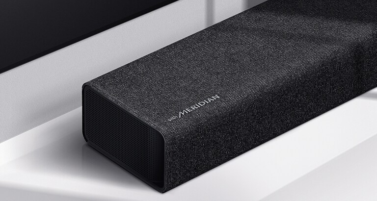 الجوانب اليسرى الخلفية للثلاث من مكبرات الصوت