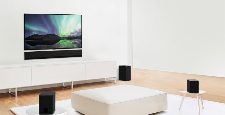 معاينة فيديو تعرض مكبر الصوت LG Soundbar في غرفة معيشة بيضاء مع إعداد 3.1 قناة.