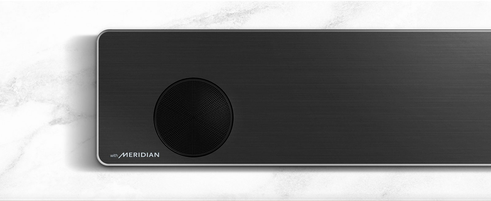 صورة مقرّبة توضح الجانب الأيسر مكبر الصوت من إل جي  مع ظهور شعار ميريديان على الزاوية اليسرى السفلية للمنتج.