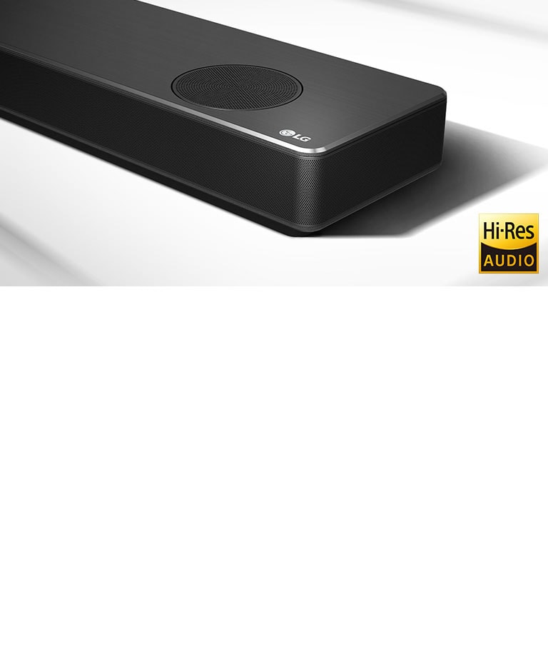 صورة مقربة لمكبر الصوت من جهة اليمين وشعار إل جي بالزاوية اليمنى السفلية. يظهر شعار Hi-Res أسفل المنتج.
