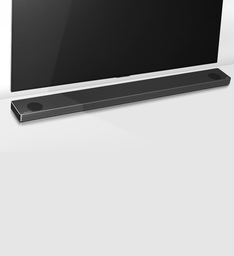 لقطة كاملة للتلفزيون مع ظهور مكبر الصوت من إل جي مائل قليلاً إلى اليمين. شعار جوائز معرض الإلكترونيات الاستهلاكية لعام 2020 أسفل مكبر الصوت