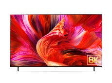 تلفزيون QNED95 مع صورة مقربة لمجموعة من البتلات الزاهية بدرجات اللون الأحمر مع ظهور شعار 8K.