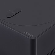 LG تلفزيون LG OLED evo AI M3 الذكي الأول من نوعه على مستوى العالم بخاصية True Wireless TV مقاس 83 بوصة مع إمكانية نقل الصوت والفيديو لاسلكيًا بدقة 4K 120Hz , لقطة مقرّبة بزاوية خفيفة لـ Zero Connect Box مع شعار LG OLED على الحافة, OLED83M36LA, thumbnail 11